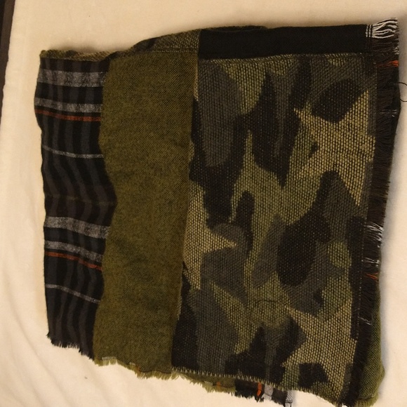 Steve Madden Infinity Scarf - Picture 4 of 8